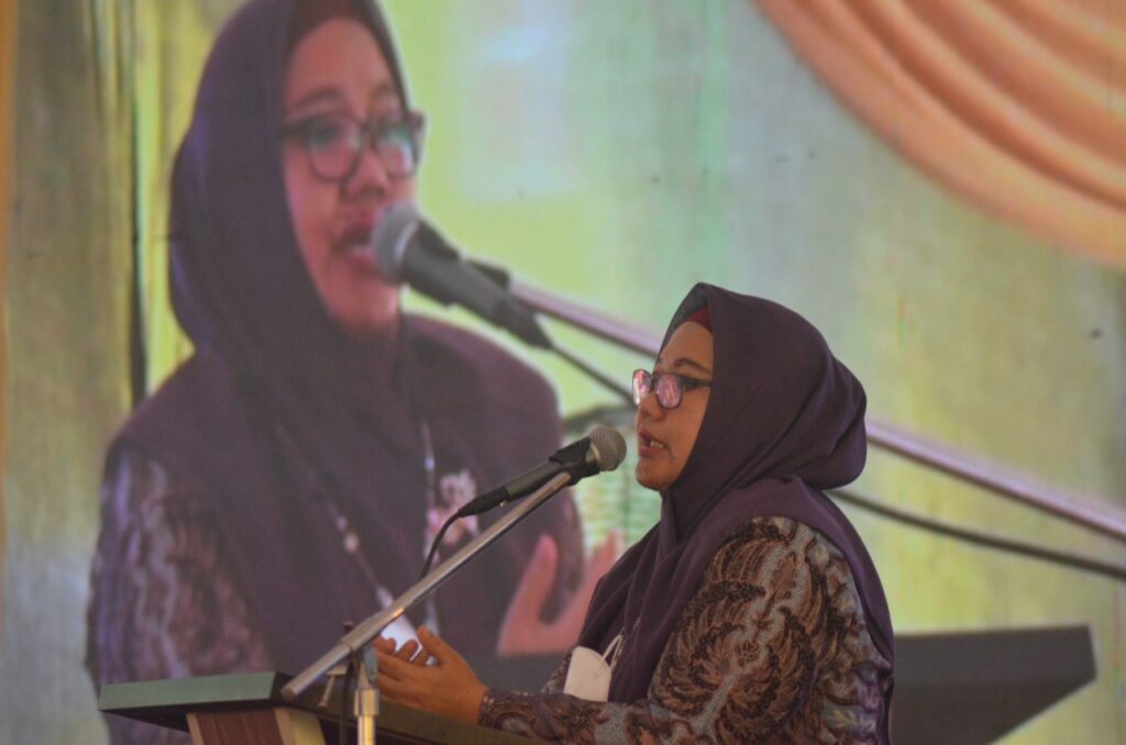 Wakil Bupati Gresik Aminatun Habibah saat mengisi sambutan acara Akhirus Sanah di halaman SMA Assaadah pada Sabtu, 25 Juni 2022. Foto: QOM.