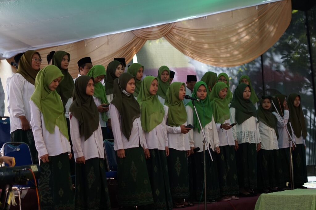 Grup Paduan Suara Bahana Swara Qomaruddin saat mengisi acara Akhirus Sanah di halaman SMA Assaadah pada Sabtu, 25 Juni 2022. Foto: QOM.