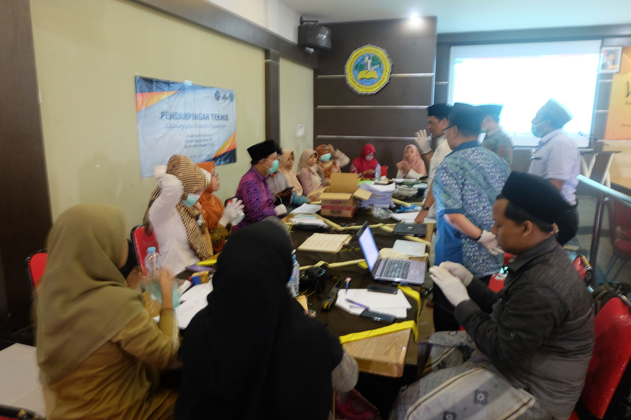 Peserta Kajian Naskah Pesantren Sedang Fokus Pada Perawatan Teks Kuno