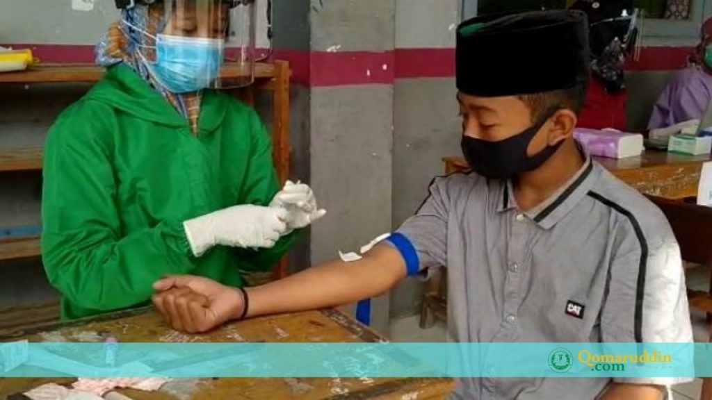 Santri Sedang Menjalani Rapid Test Gratis