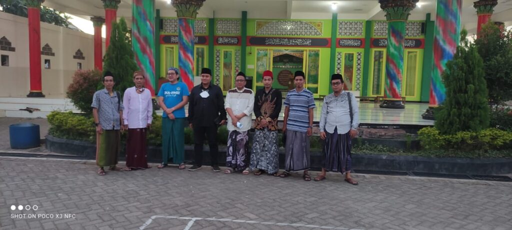 IKBAL Qomaruddin berfoto bersama saat Dolan Alumni #2 di Pondok Pesantren Bumi Aswaja, Rabu (29/9). Foto: Dokumentasi IKBAL Qomaruddin.