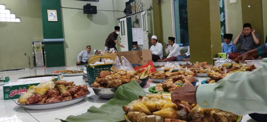 Tradisi Kupatan di Langgar Sampurnan Bungah pada Senin 9 Mei 2022. Foto: Ipung.