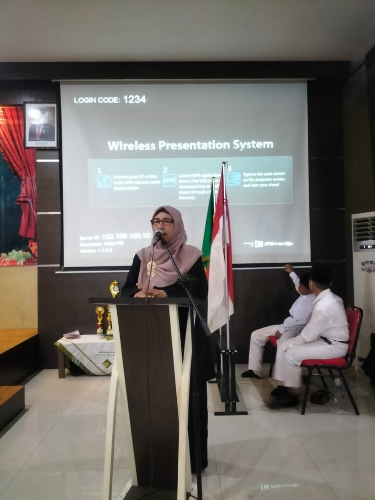 Sesi foto bersama para guru dan staf MI Ma'arif NU Assaadah Sampurnan Bungah dalam wisuda Purnawiyata ke-90 di Aula Yayasan Pondok Pesantren Qomaruddin pada Minggu, 12 Juni 2022.