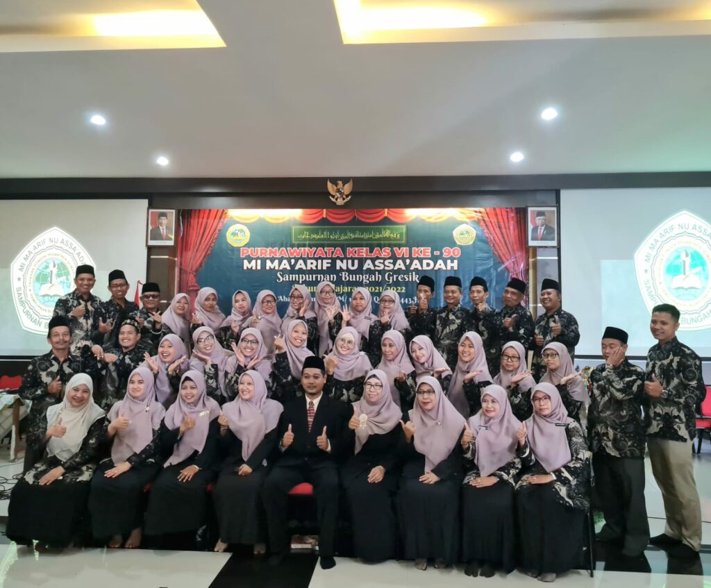 Sesi foto bersama para guru dan staf MI Ma'arif NU Assaadah Sampurnan Bungah dalam wisuda Purnawiyata ke-90 di Aula Yayasan Pondok Pesantren Qomaruddin pada Minggu, 12 Juni 2022.