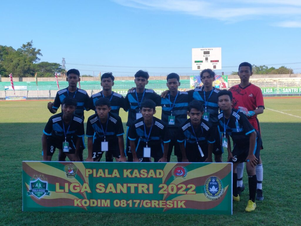 Para pemain Qomaruddin FC saat berlaga melawan tim sepak bola dari Ponpes Al-Munawaroh Driyorejo di Stadion Gelora Joko Samudro pada Senin 20 Juni 2022.