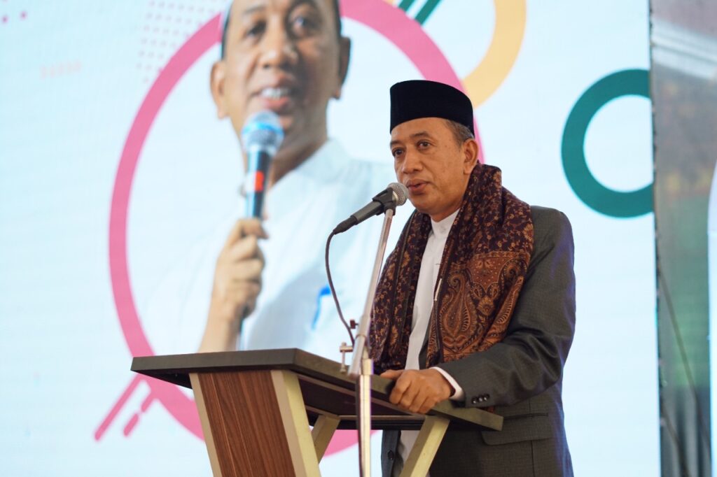 Pemangku Pondok Pesantren Al-Amanah Bahrul Ulum Jombang, KH Abdul Kholiq Hasan saat memberikan ceramah agama di acara Akhirus Sanah Yayasan Pondok Pesantren Qomaruddin di halaman SMA Assaadah pada 25 Juni 2022. Foto:QOM.