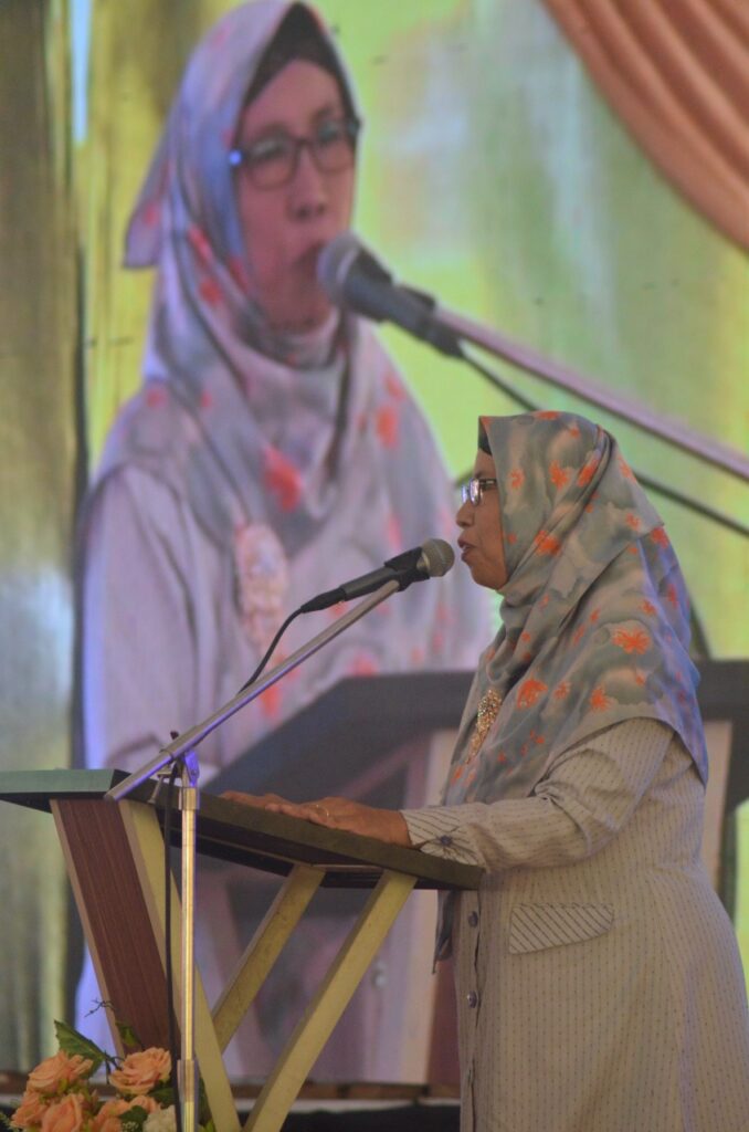 Perwakilan panitia, Aminah Ulfah saat mengisi sambutan acara Akhirus Sanah di halaman SMA Assaadah pada Sabtu, 25 Juni 2022. Foto: QOM.