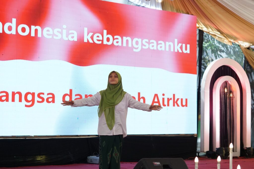 Grup Paduan Suara Bahana Swara Qomaruddin saat mengisi acara Akhirus Sanah di halaman SMA Assaadah pada Sabtu, 25 Juni 2022. Foto: QOM.