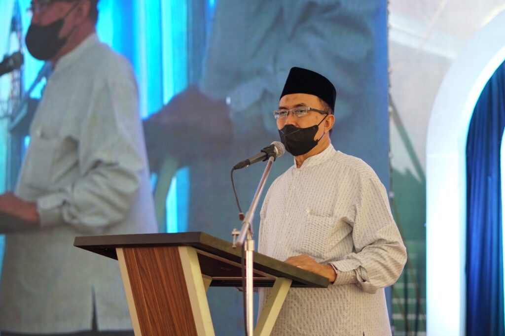 Ketua Yayasan Pondok Pesantren Qomaruddin, Nawawi saat mengisi sambutan acara Akhirus Sanah di halaman SMA Assaadah pada Sabtu, 25 Juni 2022. Foto: QOM.