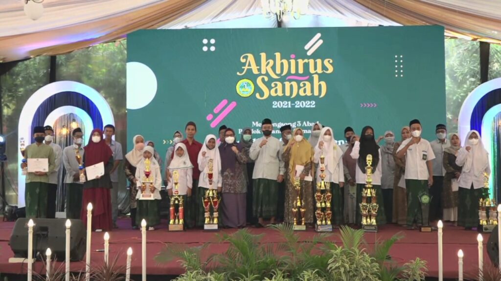 Foto bersama Ketua Yayasan Pondok Pesantren Qomaruddin, KH Nawawi, Wakil Bupati Gresik Aminatun Habibah dan para peraih Juara dan Wali santri dalam acara Akhirus Sanah di halaman SMA Assaadah pada Sabtu, 25 Juni 2022. Foto: QOM.