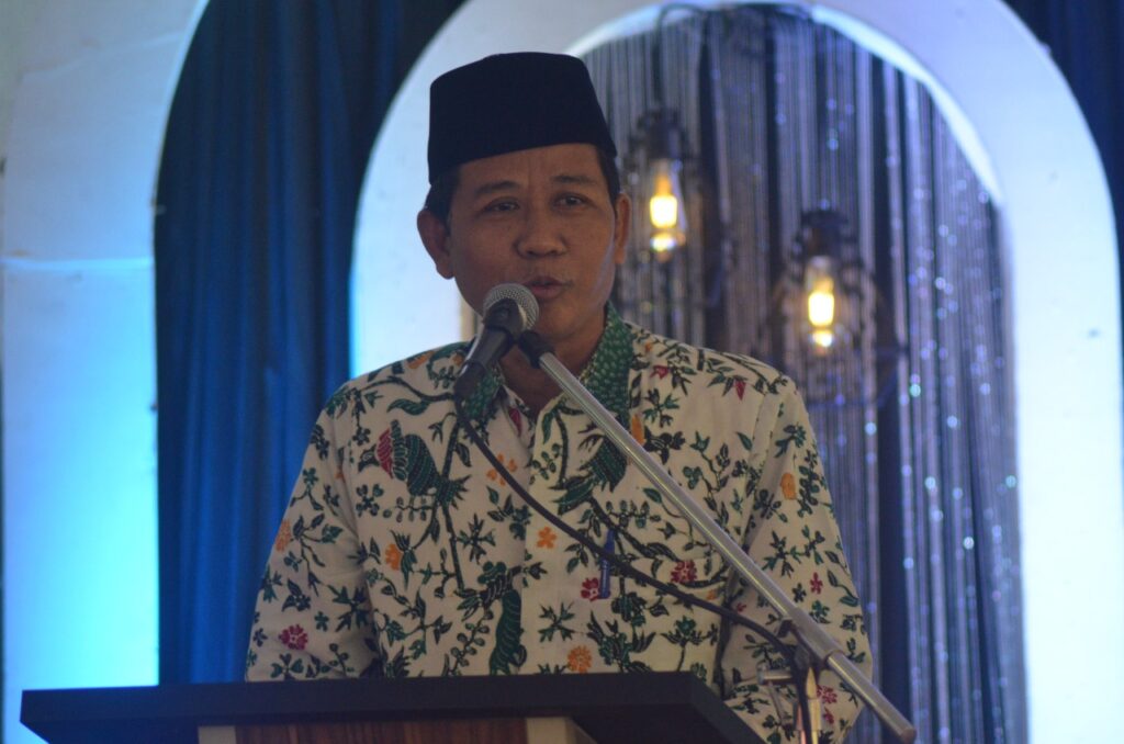 Perwakilan Santri, Mudlafar Basuni saat mengisi sambutan acara Akhirus Sanah di halaman SMA Assaadah pada Sabtu, 25 Juni 2022. Foto: QOM.