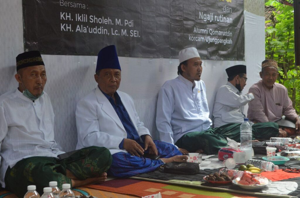 Para sesepuh Yayasan Pondok Pesantren Qomaruddin saat mengikuti Rutinan Rotibul Hadad di Cangaan, Ujung Pangkah, pada Minggu 12 Juni 2022. Foto: QOM.