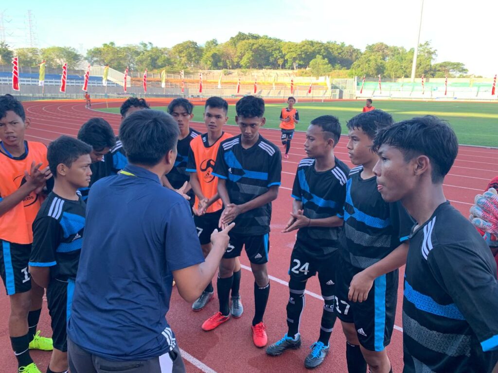 Para pemain Qomaruddin FC saat berlaga melawan tim sepak bola dari Ponpes Al-Munawaroh Driyorejo di Stadion Gelora Joko Samudro pada Senin 20 Juni 2022.