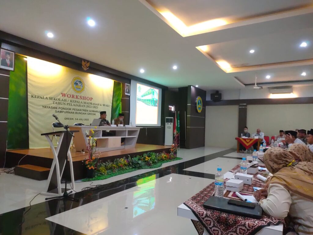 rs. H. Sahid, MM selaku Kepala Kantor Depag Kab. Gresik saat menjadi narasumber dalam Workshop Kepala Sekolah/Madrasah dan Wakil Tahun Pelajaran 2022/2023 di Aula Yayasan Pondok Pesantren Qomaruddin pada Senin, 5 Juli 2022. Foto: QOM.