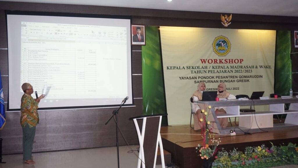 Ir. H. Mohammad Hamdan mengamati presentasi dari peserta Workshop Kepala Sekolah/Madrasah dan Wakil Tahun Pelajaran 2022/2023 di Aula Yayasan Pondok Pesantren Qomaruddin pada Senin, 5 Juli 2022. Foto: QOM.