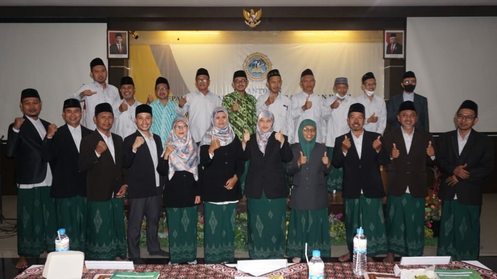 Foto Bersama Pimpinan Baru Unit YPP Qomaruddin di Aula YPP Qomaruddin lantai 4 pada Sabtu 2 Juli 2022. Foto: QOM.