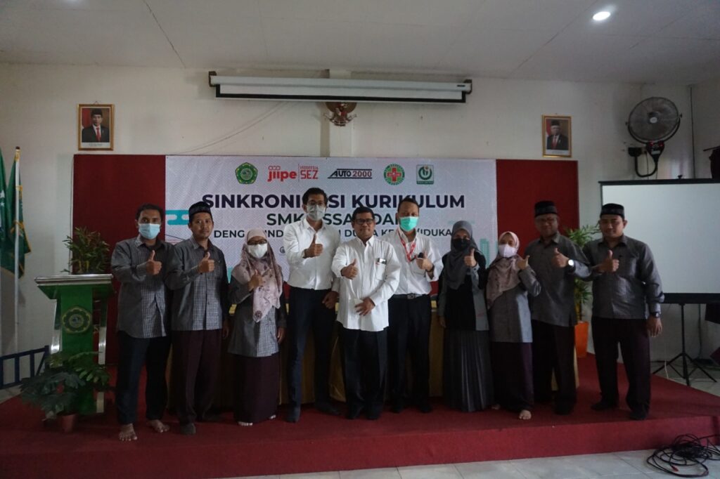 Sesi foto bersama acara Sinkronisasi Kurikulum SMK Assa'adah dengan Industri dan Dunia Kerja (IDUKA) di Aula SMK Assa'adah pada Senin 25 Juli 2022. Foto: QOM.