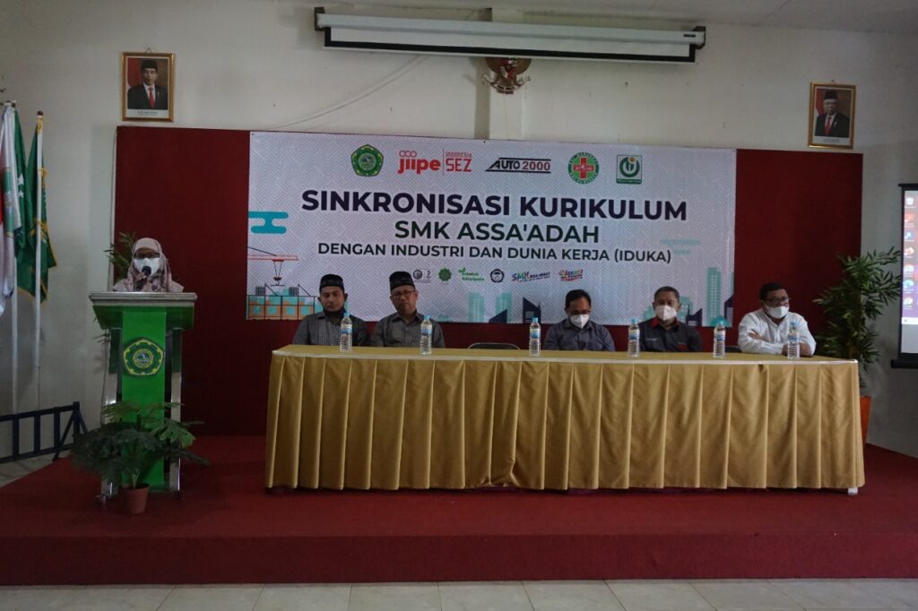 Kepala Sekolah Dra. Sumiati saat mengisi sambutan dalam acara Sinkronisasi Kurikulum SMK Assa'adah dengan Industri dan Dunia Kerja (IDUKA) di Aula SMK Assa'adah pada Senin 25 Juli 2022. Foto: QOM.