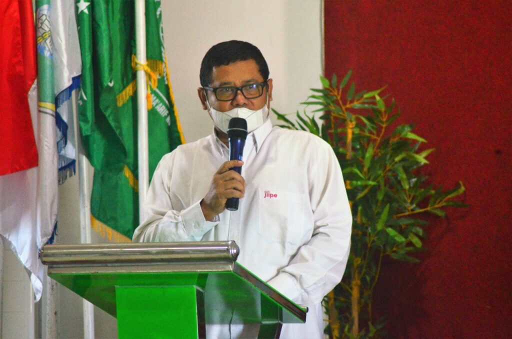 Humas PT Berkah Kawasan Manyar Sejahtera, Miftih Haris saat memberikan sambutan dalam acara Sinkronisasi Kurikulum SMK Assa'adah dengan Industri dan Dunia Kerja (IDUKA) di Aula SMK Assa'adah pada Senin 25 Juli 2022. Foto: QOM.