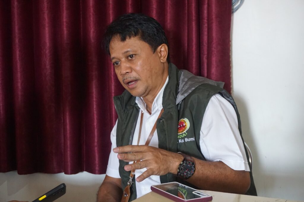 Senior Manager General of Affairs dan Legal Documents Section PT Smelting, Sapto Hadi saat diwawancarai tim Qomaruddin Media setelah acara penandatanganan dan penyerahan kerja sama MoA dengan diikuti oleh puluhan siswa di Aula SMK Assa'adah pada Rabu 27 Juli 2022. Foto: QOM.