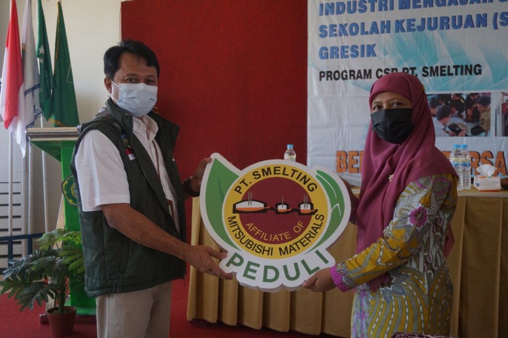 Senior Manager General of Affairs dan Legal Documents Section PT Smelting, Sapto Hadi memberikan cinderamata kepada SMK Assa'adah. Foto: QOM.