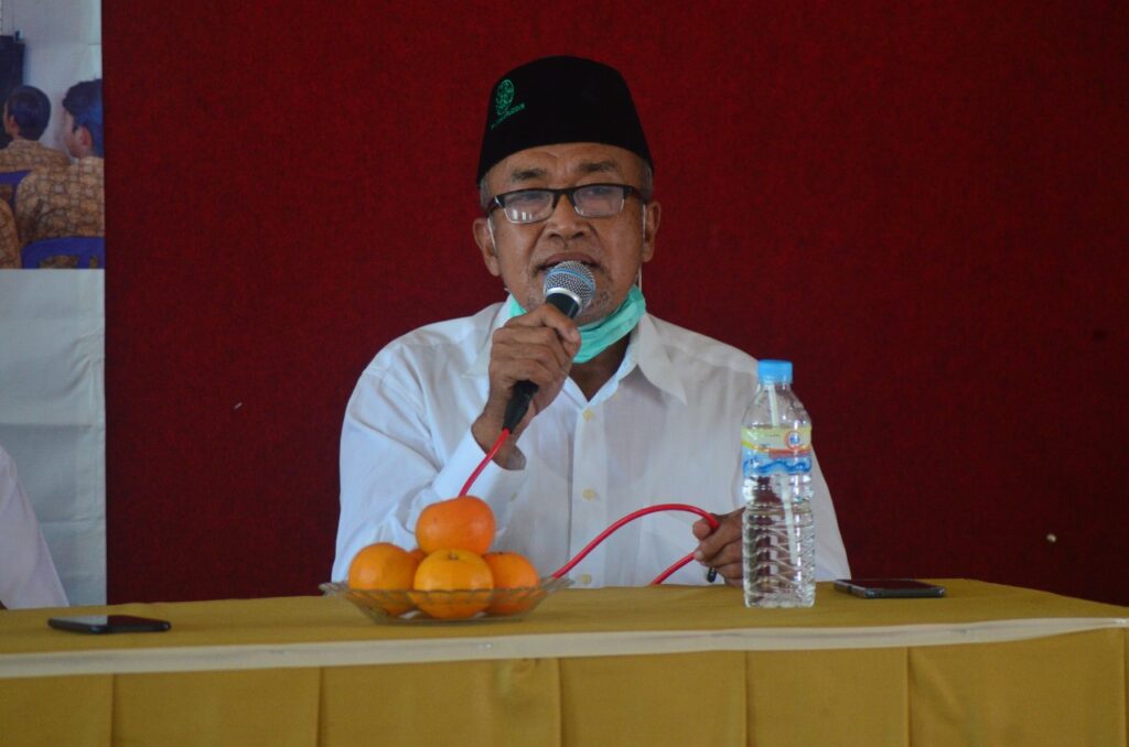 Perwakilan dari Yayasan Pondok Pesantren Qomaruddin, Khusnan Sholih saat memberikan sambutan dalam acara penandatanganan dan penyerahan kerja sama MoA dengan diikuti oleh puluhan siswa di Aula SMK Assa'adah pada Rabu 27 Juli 2022. Foto: QOM.