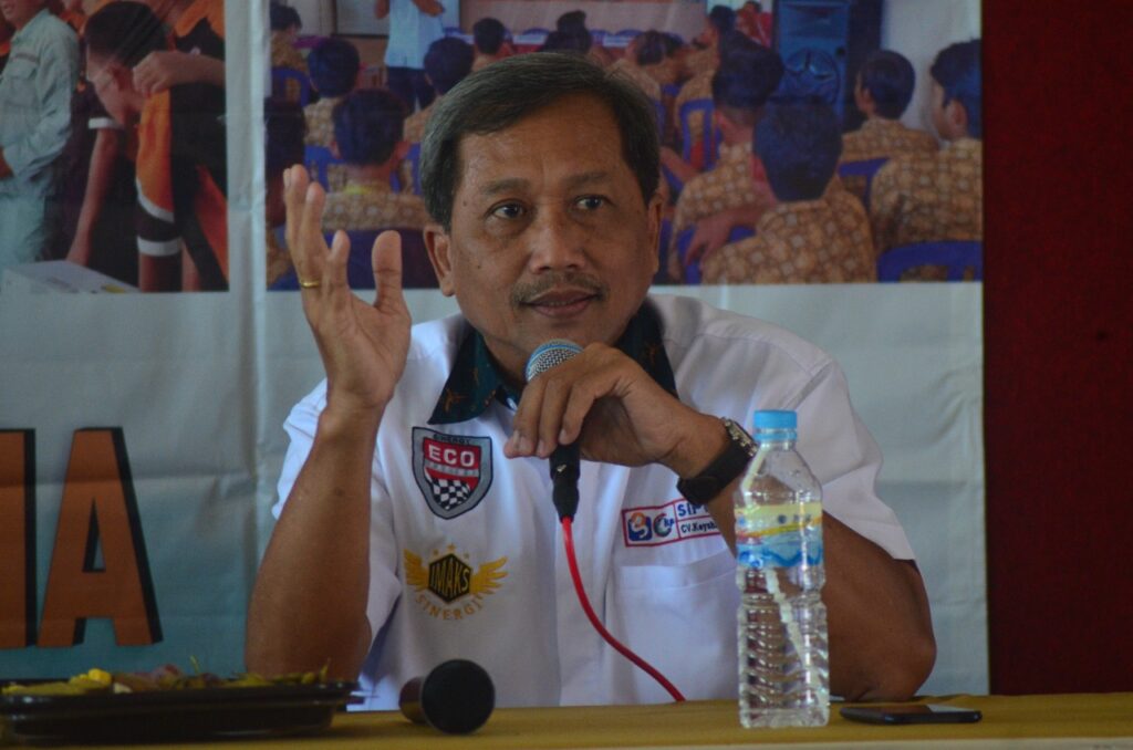 Sekretaris Dinas Rumah Vokasi Gresik, Nanang Priyatna Hari saat memberikan sambutan dalam acara penandatanganan dan penyerahan kerja sama MoA dengan diikuti oleh puluhan siswa di Aula SMK Assa'adah pada Rabu 27 Juli 2022. Foto: QOM.
