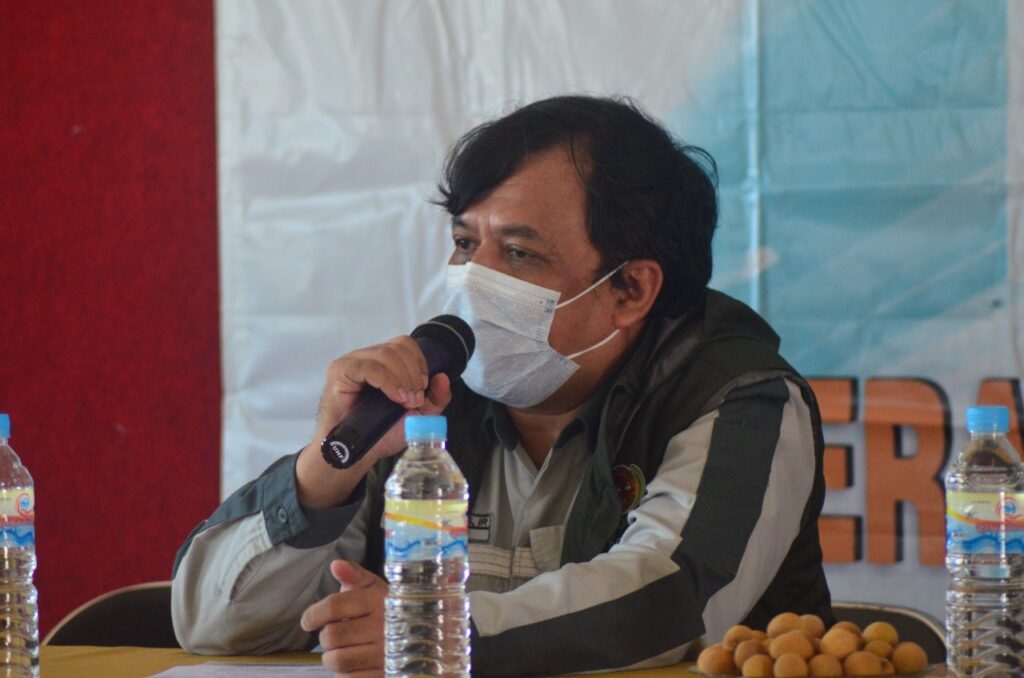 Perwakilan dari PT Smelting, Bauman T Situmorang saat memberikan sambutan dalam acara penandatanganan dan penyerahan kerja sama MoA di Aula SMK Assa'adah pada Rabu 27 Juli 2022. Foto: QOM.