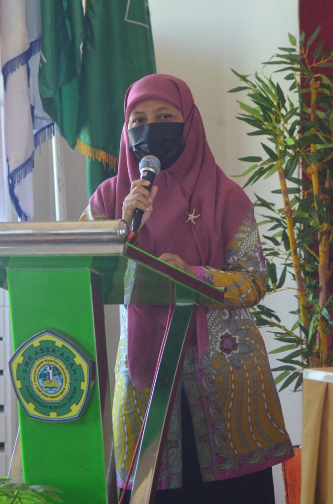Kepala Sekolah SMK Assa'adah Dra Sumiati saat memberikan sambutan dalam acara penandatanganan dan penyerahan kerja sama MoA di Aula SMK Assa'adah pada Rabu 27 Juli 2022. Foto: QOM.