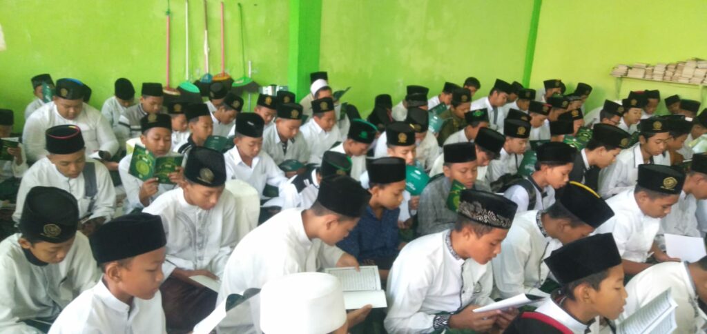 Suasana siswa MTS Assa'adah 1 saat rahlildi Komplek Makam KH. Sholeh Tsani pada Jumat 29 Juli 2022. Foto: MTS1.