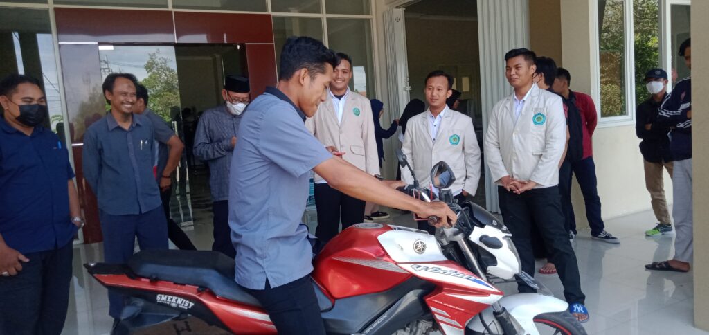 Pengujian Sistem Keamanan Otomatis Sepeda Motor Achmad Rizza Anshori, mahasiswa Universitas Qomaruddin, di halaman kampus Universitas Qomaruddin pada Sabtu, 2 Juli 2022.