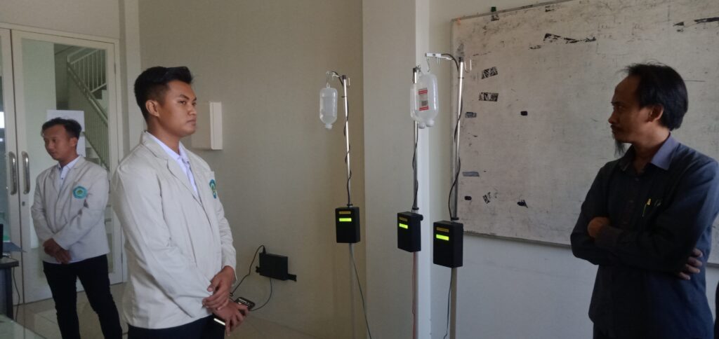 Pengujian sistem monitoring infus berbasis IoT oleh Raizly Helmi Navilla, mahasiswa Universitas Qomaruddin.