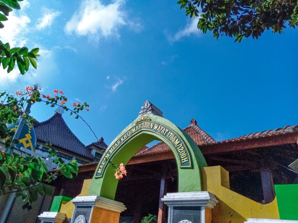 Gapura makam KH. Qomaruddin.