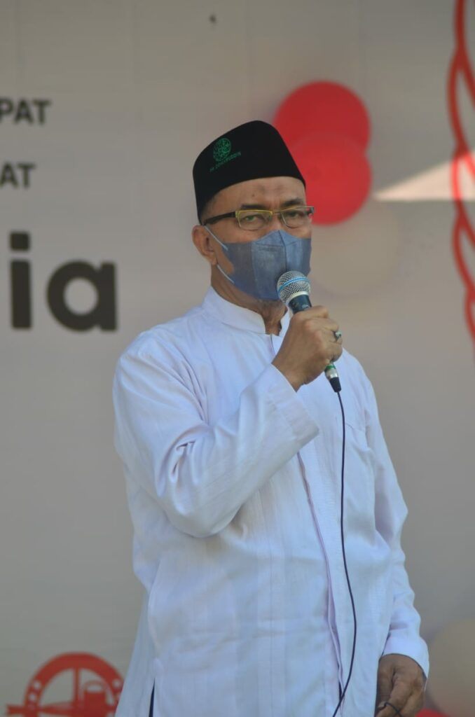Ketua YPP Qomaruddin, M. Nawawi saat memberikan sambutan di acara Kirab YPP Qomaruddin 2022 di halaman SMA Assa'adah pada Kamis, 18 Agustus 2022. Foto: QOM.