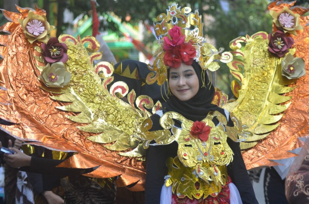 Pesert Kirab YPP Qomaruddn 2022 dalam memperingati HUT RI ke-77 dan Tahun Baru Hijriyah 1444 di komplek YPP Qomaruddin pada Kamis (18/8). Foto: QOM.