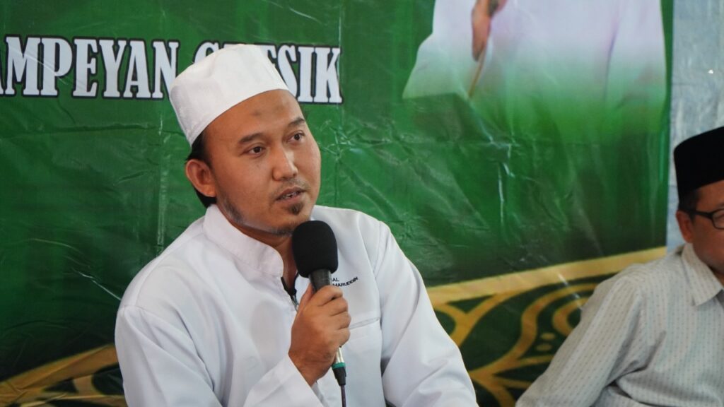KH. Ala'uddin saat mengisi pengajian di acara Rotibul Hadad di Wadak Lor Duduk Sampean pada Minggu, 28 Agustus 2022. Foto: QOM.