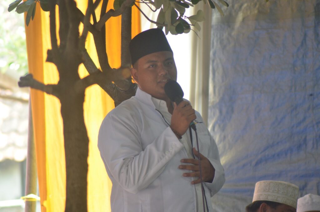 Ketua IKBAL Qomaruddin, H. Muhammad Syamsud Dhuha saat memberikan sambutan pada acara Rotibul Hadad di Wadak Lor Duduk Sampean pada Minggu, 28 Agustus 2022. Foto: QOM.