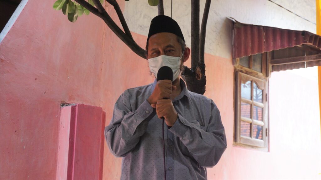 KH. Abdul Qodir Thohir saat memberikan sambutan pada acara Rotibul Hadad di Wadak Lor Duduk Sampean pada Minggu, 28 Agustus 2022. Foto: QOM.