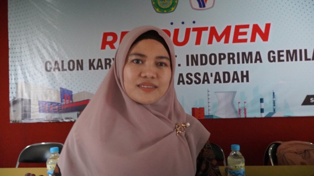 Ketua BKK SMK Assa’adah, Niswatun Hasanah pada saat Rekrutmen Calon Karyawan PT. Indoprima Gemilang di SMK Assa'adah pada Senin, 29 Agustus 2022. Foto: QOM.