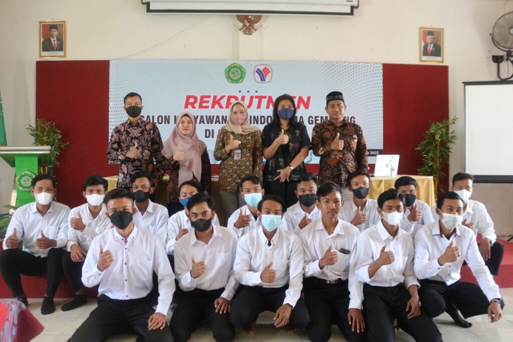 Sesi foto bersama perwakilan PT Indoprima Gemilang, Humas SMK Assaa'adah Ainur Rofiq, dan calon karyawan di Aula SMK Assa'adah
