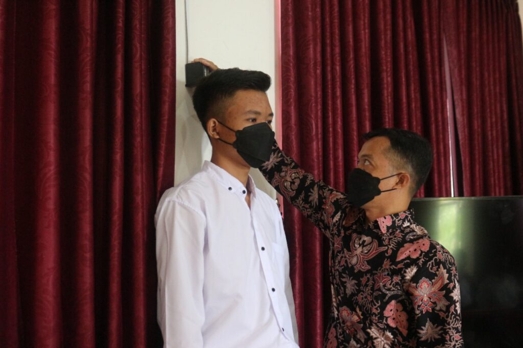 Perwakilan HC. Admin dari PT Indoprima Gemilang, Sucahyono pada saat Rekrutmen Calon Karyawan PT. Indoprima Gemilang di SMK Assa'adah pada Senin, 29 Agustus 2022. Foto: QOM.