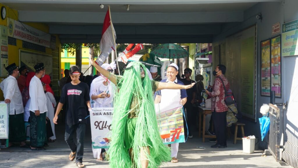 Pesert Kirab YPP Qomaruddn 2022 dalam memperingati HUT RI ke-77 dan Tahun Baru Hijriyah 1444 di komplek YPP Qomaruddin pada Kamis (18/8). Foto: QOM.