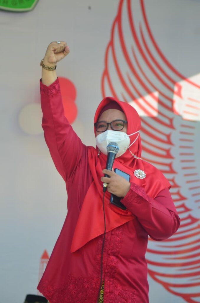 Wakil Bupati Gresik, Aminatun Habibah saat memberikan sambutan di acara Kirab YPP Qomaruddin 2022 di halaman SMA Assa'adah pada Kamis, 18 Agustus 2022. Foto: QOM.