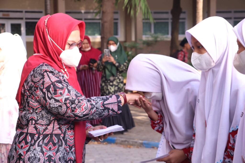Wakil Bupati Gresik Aminatun Habibah saat melakukan pelepasan dan memberikan motivasi kepada kontingen Kabupaten Gresik dalam Olimpiade Bahasa Arab Nasional (OBA) ke-5 Tahun 2022 Tingkat Provinsi pada Sabtu 3 September 2022 di depan Gedung MI Maarif NU Assa'adah. Foto: QOM.
