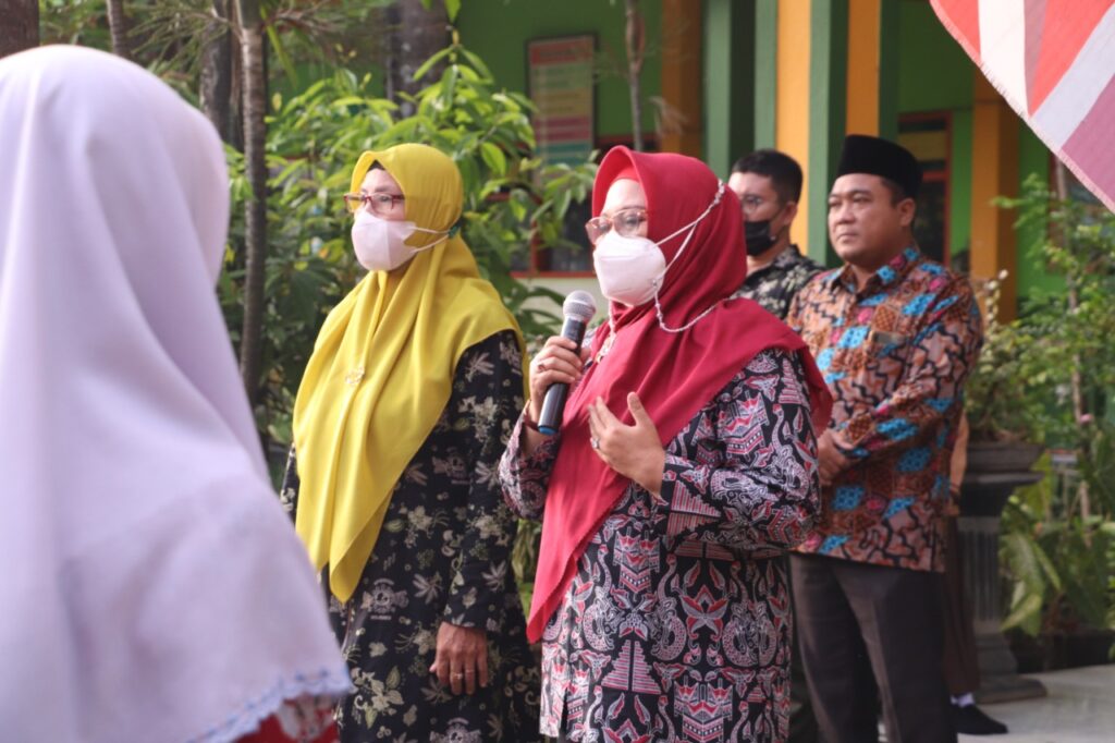 Wakil Bupati Gresik Aminatun Habibah saat melakukan pelepasan dan memberikan motivasi kepada kontingen Kabupaten Gresik dalam Olimpiade Bahasa Arab Nasional (OBA) ke-5 Tahun 2022 Tingkat Provinsi pada Sabtu 3 September 2022 di depan Gedung MI Maarif NU Assa'adah. Foto: QOM.