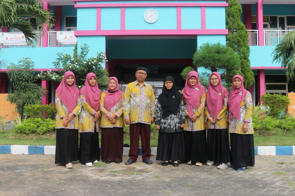 Kepala Sekolah SMK Assa'adah Dra. Sumiati, Waka Urusan Kurikulum Abdul Qodir Muhammad Muhajir, dan guru pengajar di Program BTQ SMK Assa'adah berfoto bersama di depan gedung sekolah pada Rabu, 7 September 2022. Foto: QOM.