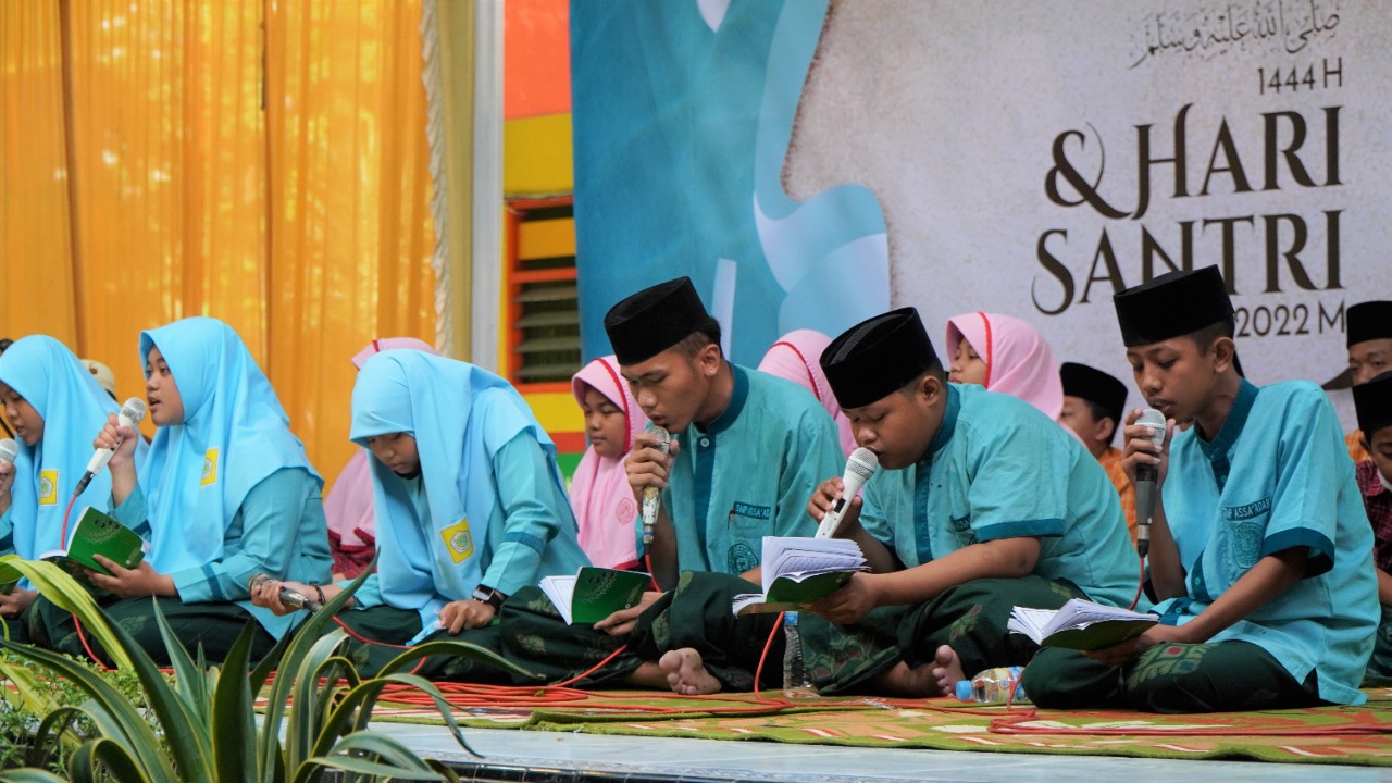 Yayasan Pondok Pesantren Qomaruddin menggelar acara Peringatan Maulid Nabi Muhammad dan Peringatan Hari Santri 2022 di Lapangan SMA Assaadah pada Sabtu (22/10).