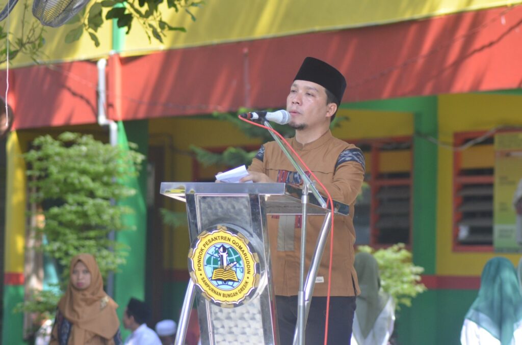 Kepala Madrasah Tahfidz YPP Qomaruddin sekalikus Ketua Panitia Qur'an Fest, Iqbal Abadi Munawwir saat menyampaikan sambutan dalam pembukaan Qur'an Fest Madrasah Tahfidz 2022 di Halaman SMA Assa'adah pada Minggu (11/12). Foto: QOM.