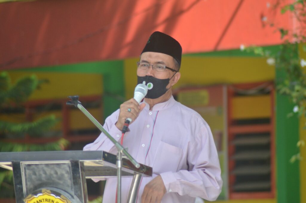 Ketua YPP Qomaruddin, M. Nawawi saat menyampaikan sambutan dalam pembukaan Qur'an Fest Madrasah Tahfidz 2022 di Halaman SMA Assa'adah pada Minggu (11/12). Foto: QOM.