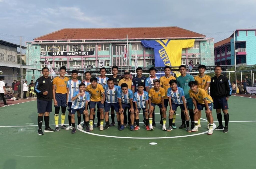 Para pemain Gresik United dan All Star Pelatih saat foto bersama sebelum pertandingan pembukaan Turnamen Futsal Smekdah Cup II di Sport Center SMK Assaadah pada Minggu 15 Januari 2023. Foto: QOM.